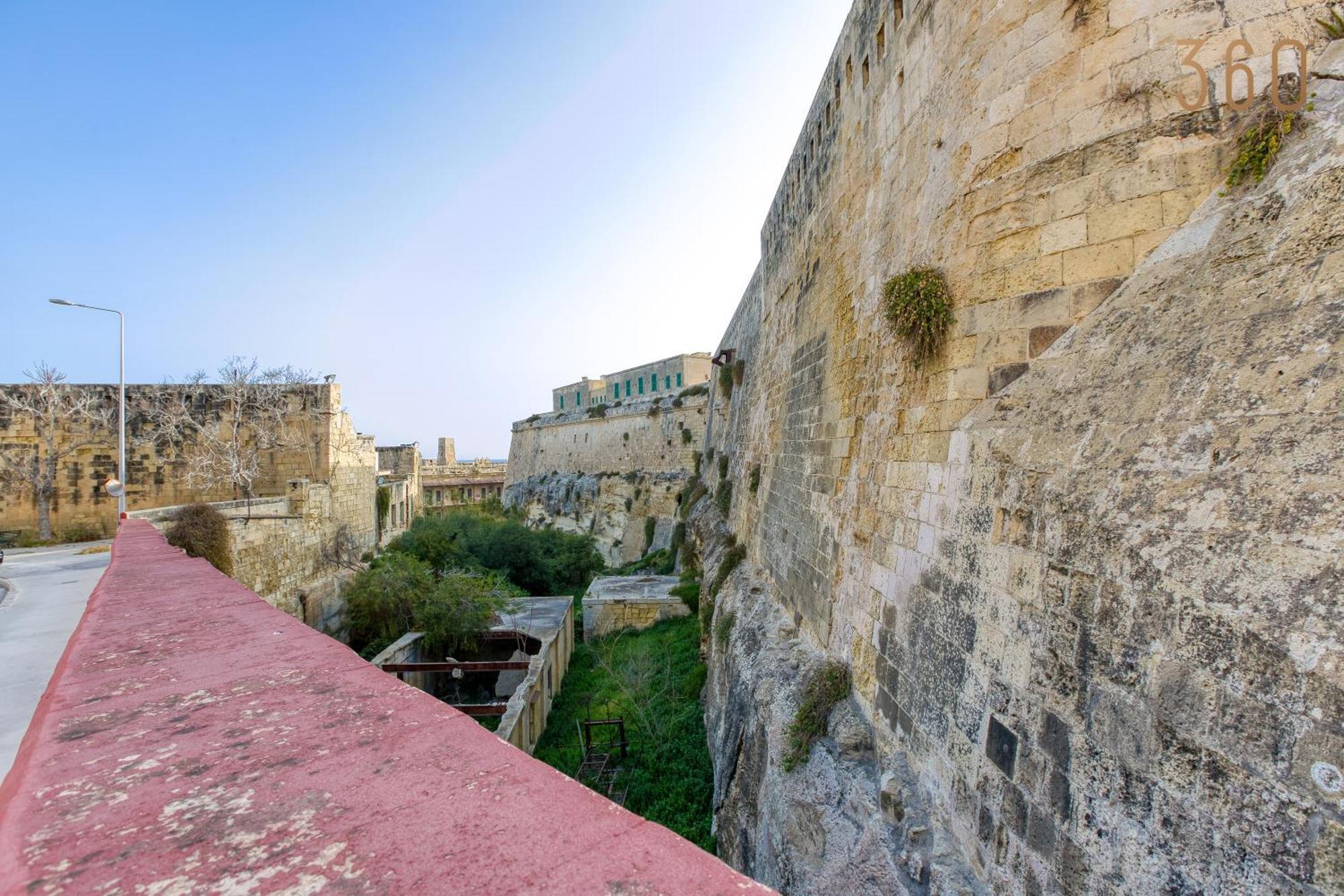 Comfortable 1Br Home With Maltese Balcony In Valletta By 360 Estates Exterior photo